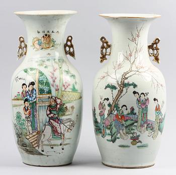 GOLVVASER, porslin, 2 st. Kina, 1900-talets första hälft.