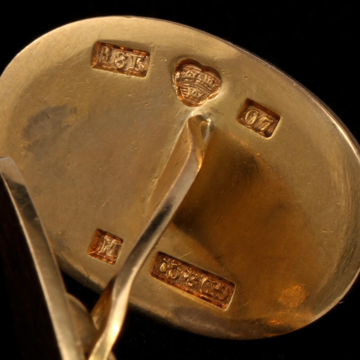 MANSCHETTKNAPPAR samt KRAGKNAPPAR, 18k guld, Gustav Dahlgren & Co, Malmö, 1900-talets första hälft. Total vikt 12 g.