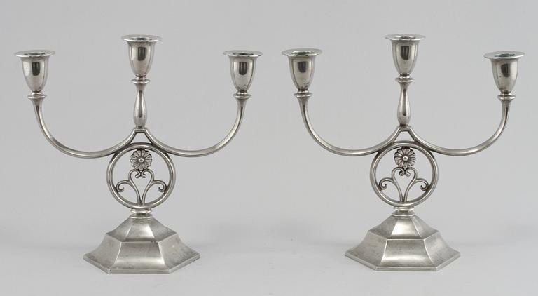 KANDELABRAR, ett par, tenn, Just Andersen, Danmark, omkring 1900-talets mitt.