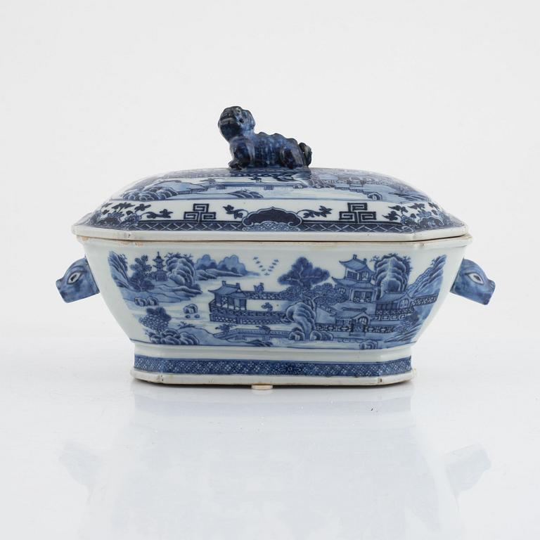 A blue and white porcelain tureen, China, Qianlong (1736-95).