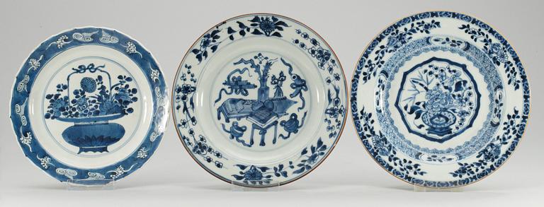 A set of three odd blue and white dishes, Qing dynasty, Kangxi (1662-1722).