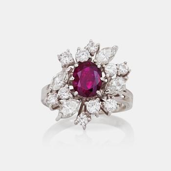 1135. A circa 1.30 ct facetted ruby and marquise- and brilliant-cut diamond ring.