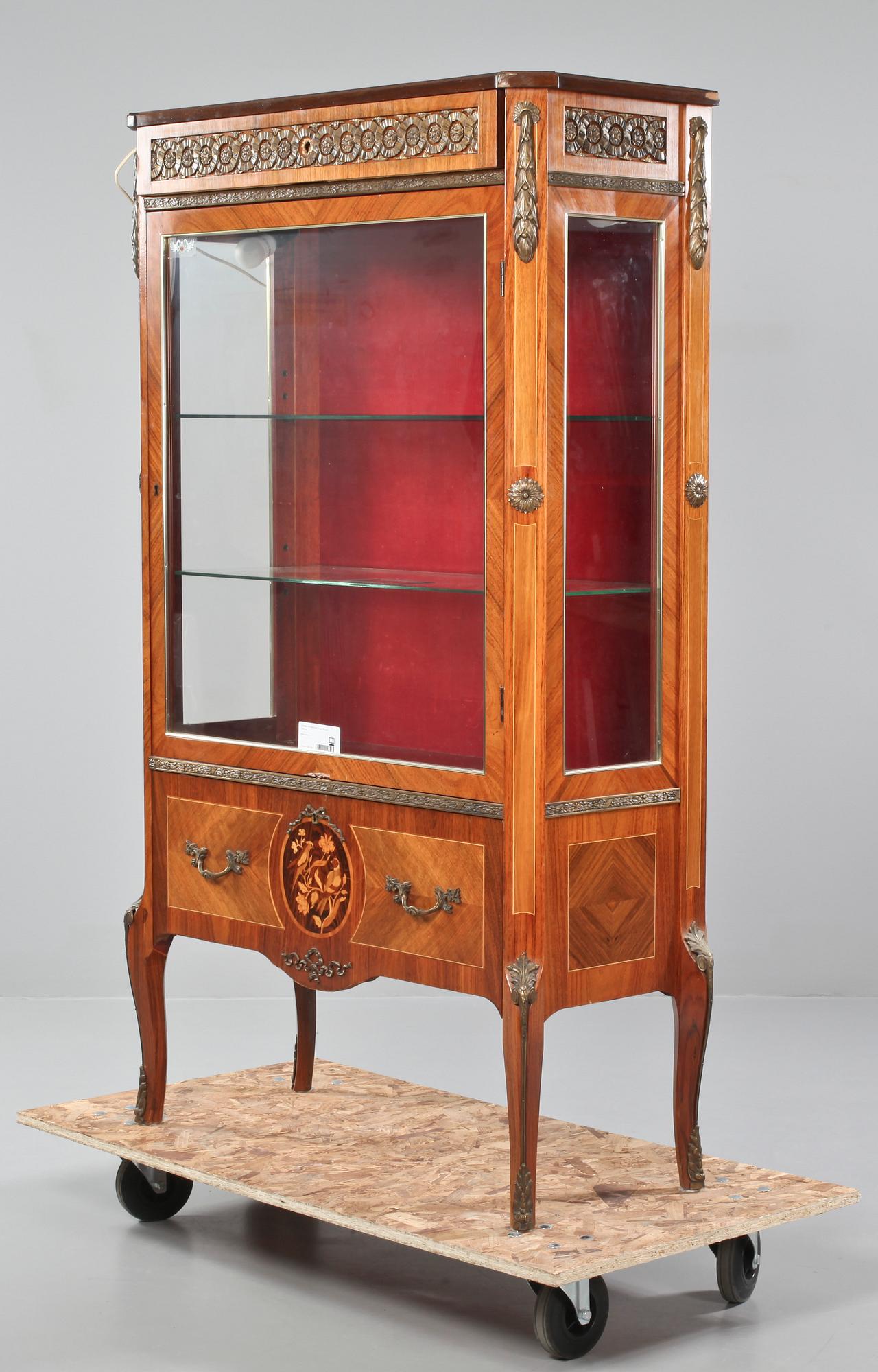 VITRINSKÅP, Louis XVI-stil, 1900-tal.