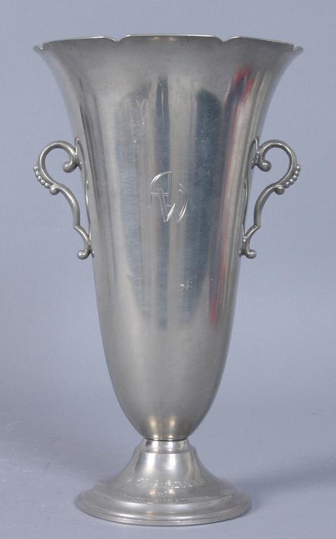 KANDELABRAR, ett par, samt VAS, tenn, art deco, 1930-tal.