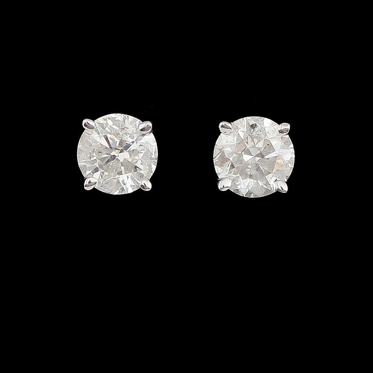 ÖRHÄNGEN, 1 par, 14 k vitguld, solitära briljantslipade diamanter tot ca 0.63 ct.