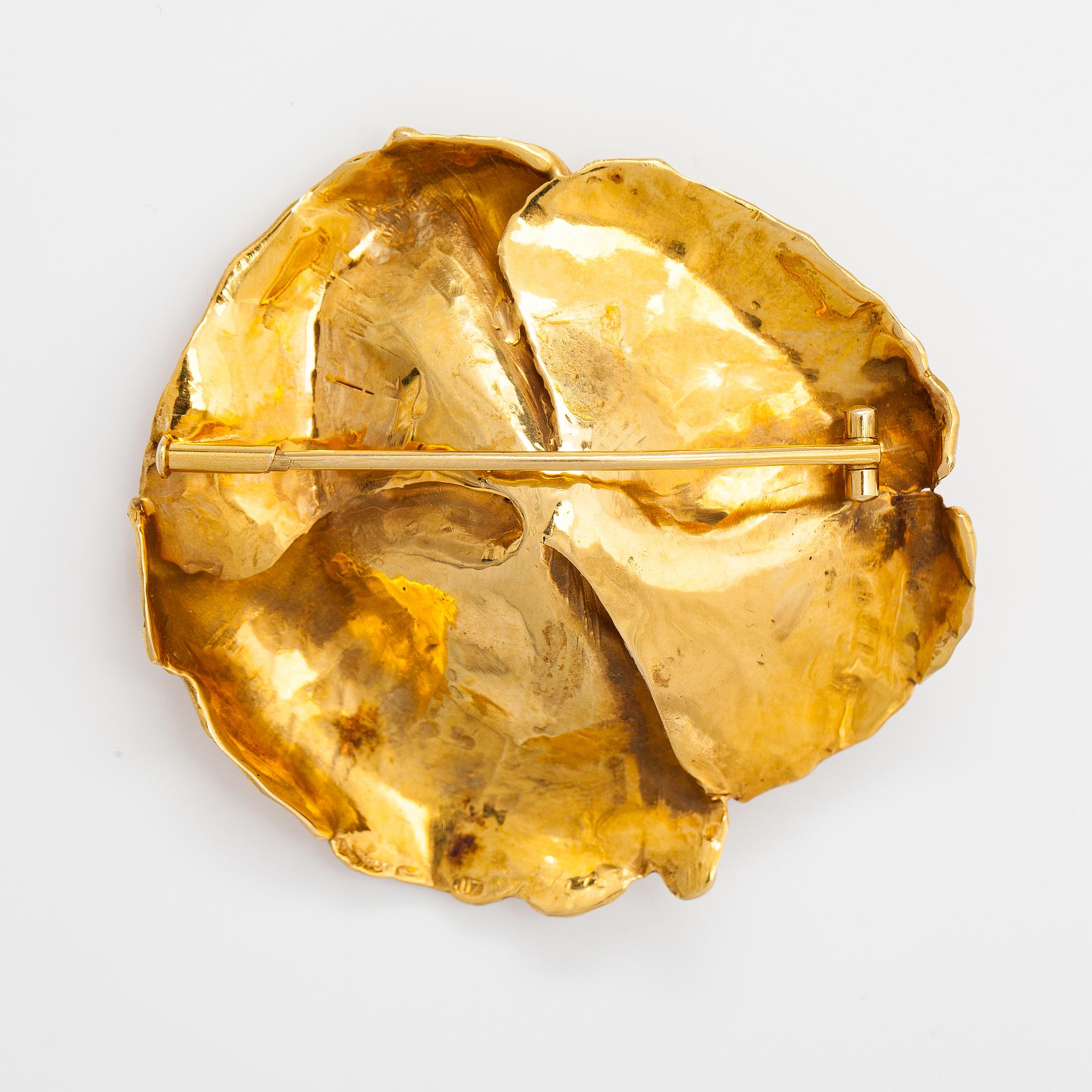 Lotta Orkomies, Brosch, 18K guld, odlade pärlor och diamanter ca 0.18 ct tot. A Tillander, Helsingfors 1973.