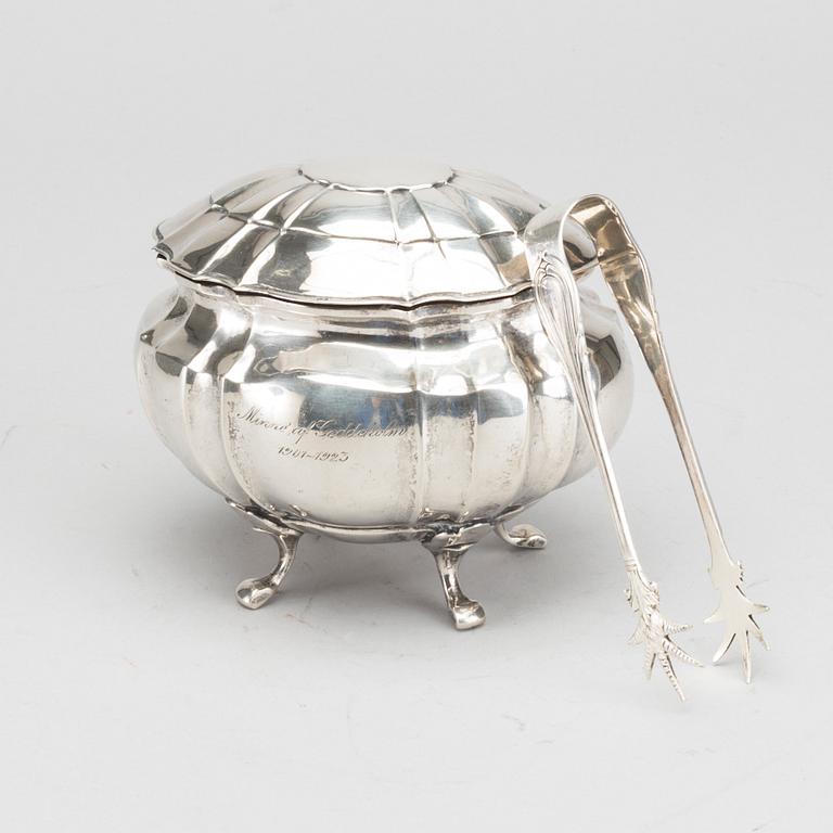 A 20tH CENTURY SILVER SUGAR BOWL,