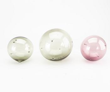 TIMO SARPANEVA, 3 glass balls, 'Aurinkopallo'  Iittala, 1970's.