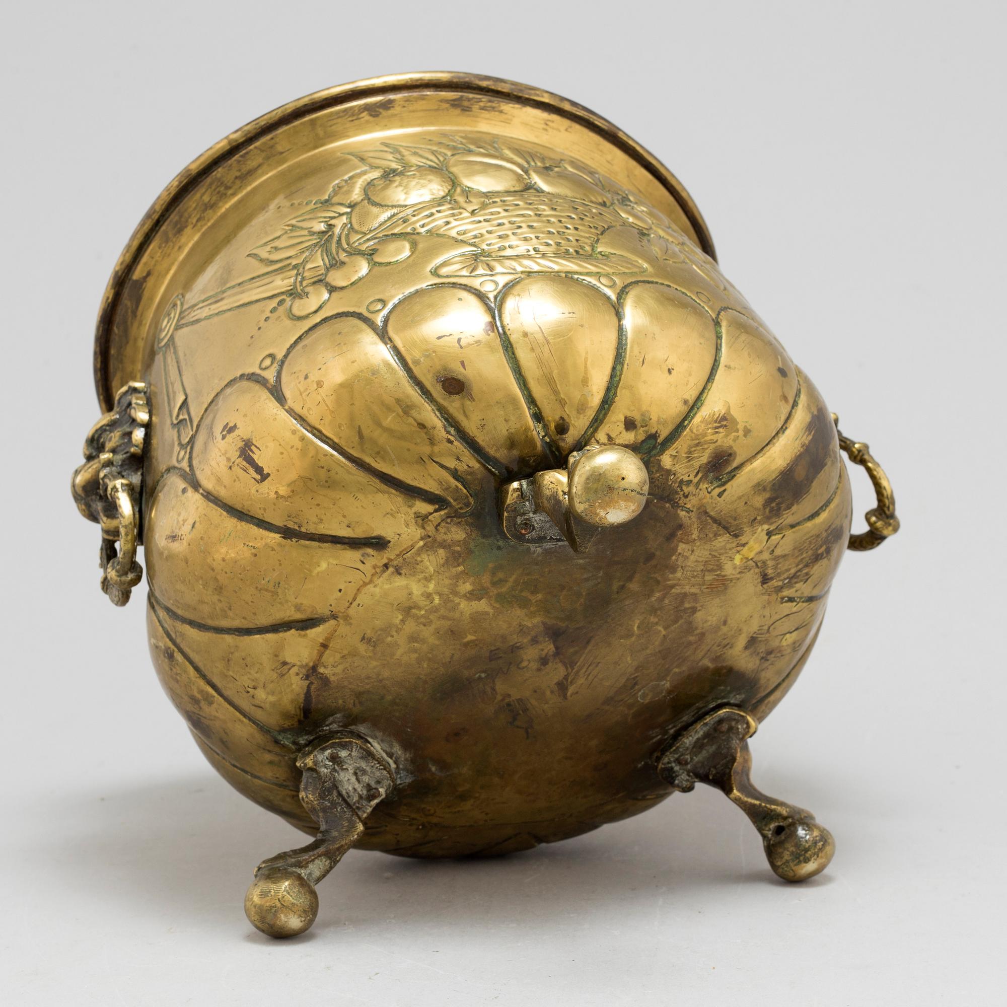 AN 18TH CENTURY BRASS FLOWER POT.