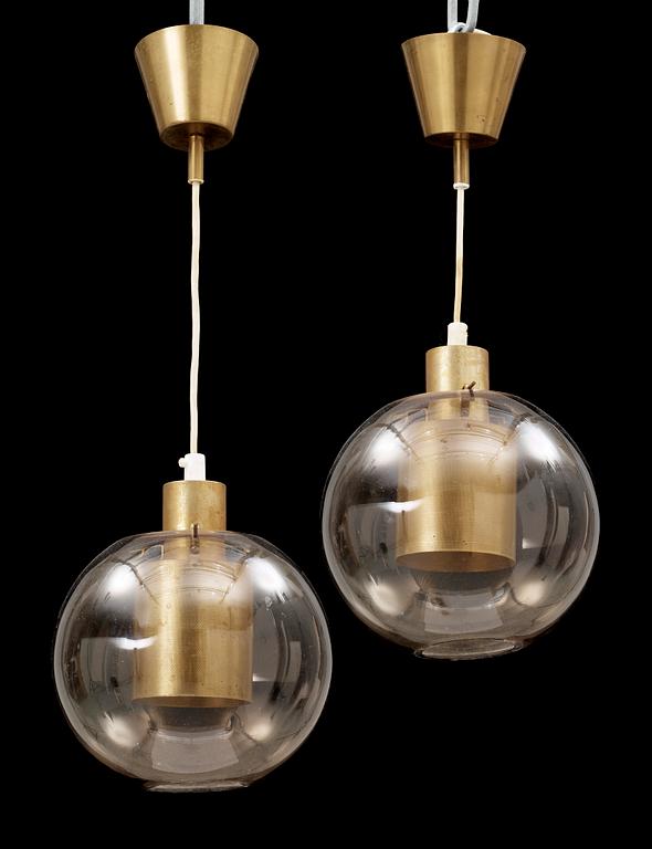TAKLAMPOR, ett par, glas o mässing, Hans-Agne Jakobsson Markaryd, 1960/70-tal. H 26.