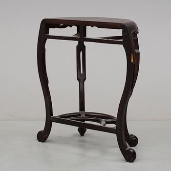 KONSOLBORD. Kina, 1900-tal.