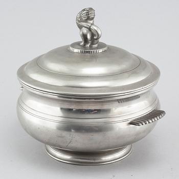 Terrin med lock, tenn, modell 277, Firma Svenskt Tenn, 1926. Lockknoppen troligtvis formgiven av Anna Petrus.