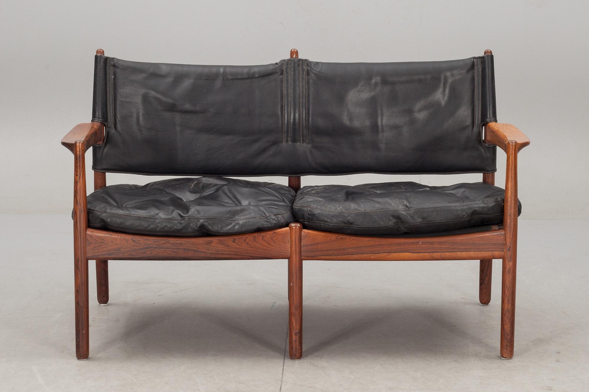 KARMSTOLAR, ett par samt SOFFA, jakaranda, Gunnar Myrstrand för Källemo. 1960-tal. CITES-intyg medföljer.