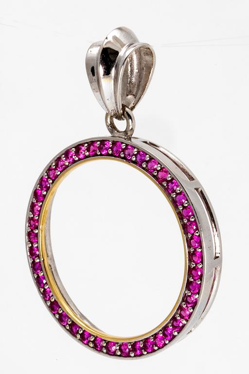 Brooch 14K whitegold with rubies, height approx 5,5 cm.