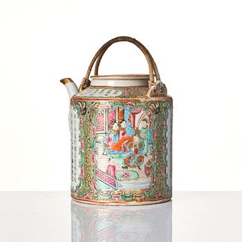 A famille rose Canton tea pot, Qing dynasty, 19th century.