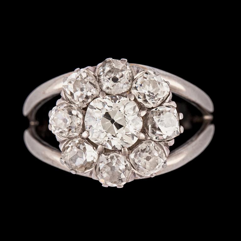 RING, 18k vitguld med gammalslipade diamanter, totalt ca 2.60 ct. Vikt ca 8g.