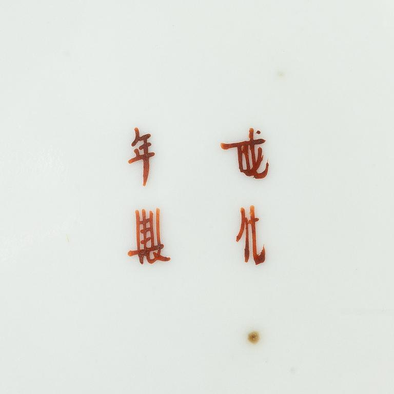 A set of nine Chinese porcelain pieces, 19th Century.