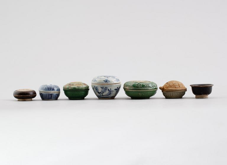 LOCKDOSOR, 6 st samt SKÅL, keramik, stengods, Kina, Ming 1300-/1600-tal.