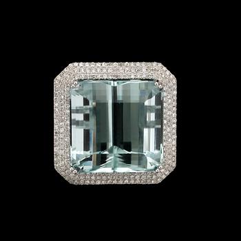 RING, 18k vitguld med akvamarin ca26ct och briljantslipade diamanter tot ca0,65ct.