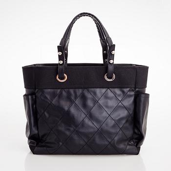 Chanel, A "Grand shopping Paris Biarritz" tote bag.