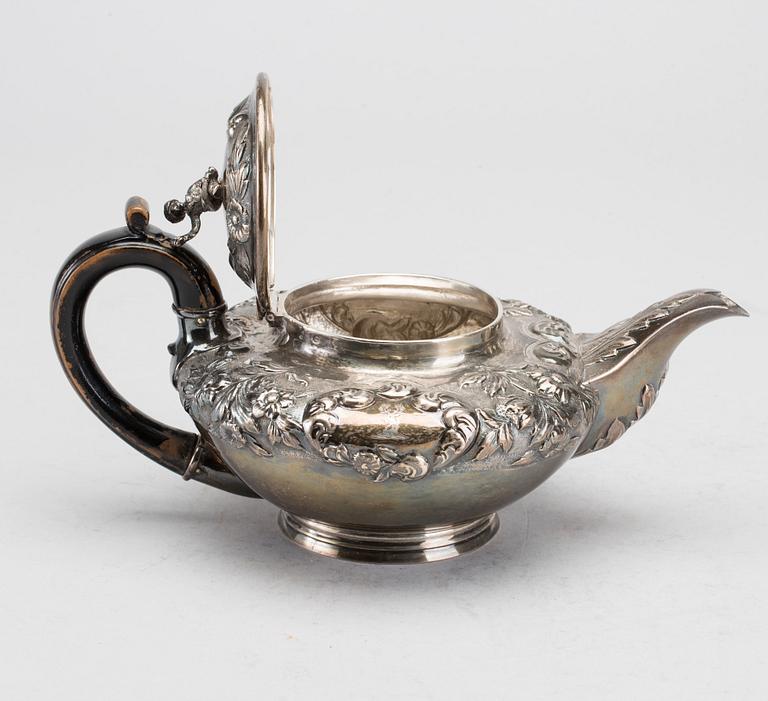 An English 19th century silver teapot mark of R Pearce & G Burrows London 1835, height 11 cm, weight in total 319 gr.