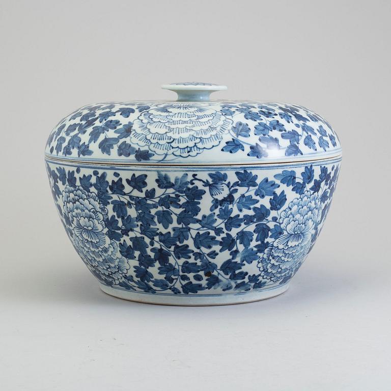 A large blue and white porcelain bowl with cover, 20th century.