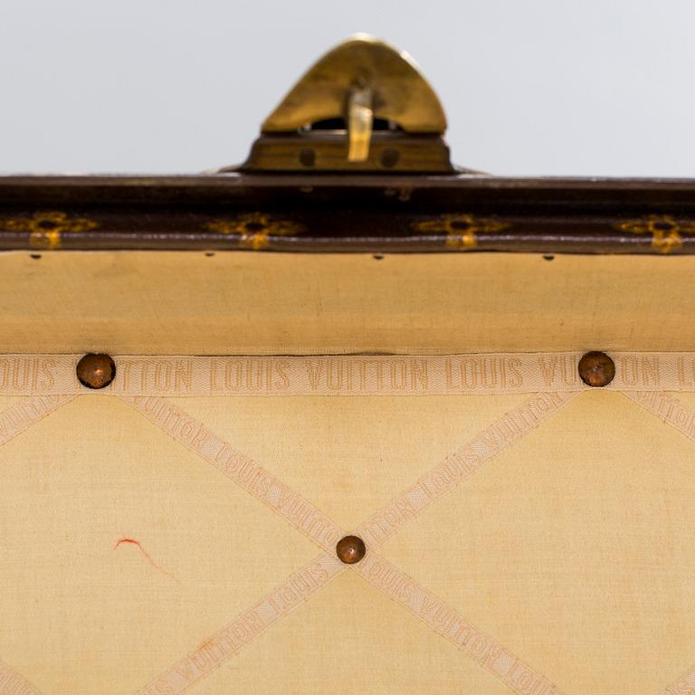 TRUNK Louis Vuitton.