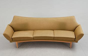 JOHANNES ANDERSEN, 3 delar, Fåtölj, Soffa och bord, Trensum Möbelfabrik, 1960-tal. Soffa etikettmärkt undertill.