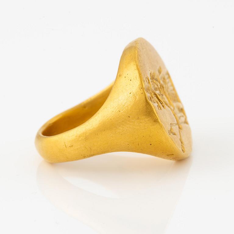 A presumably Meroitic gold signet ring, 700 BC. - 500 CE.