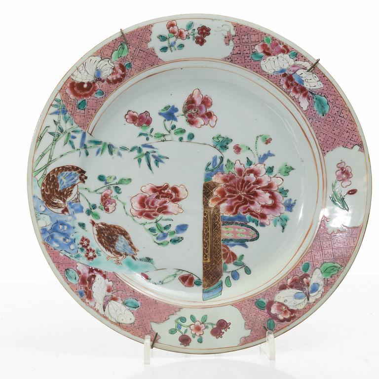 A set of three export porcelain plates and two dishes, Qing dynasty, Qianlong (1736-95).