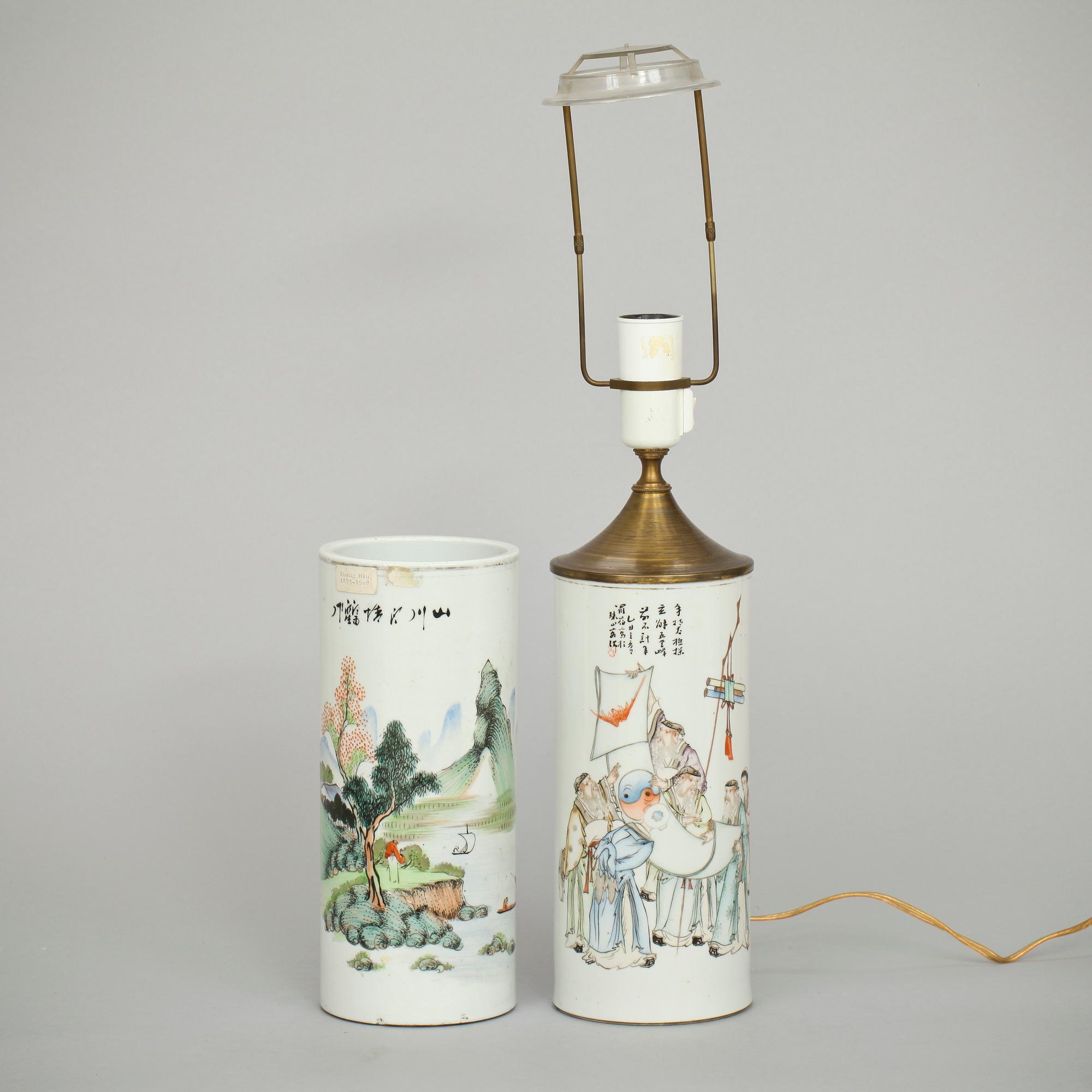 BORDSLAMPA samt PENSELVAS, porslin, Kina, 1900-talets början.