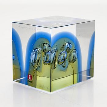 Oiva Toikka, an annual glass cube, signed Oiva Toikka Nuutajärvi 2007, 172/2000.