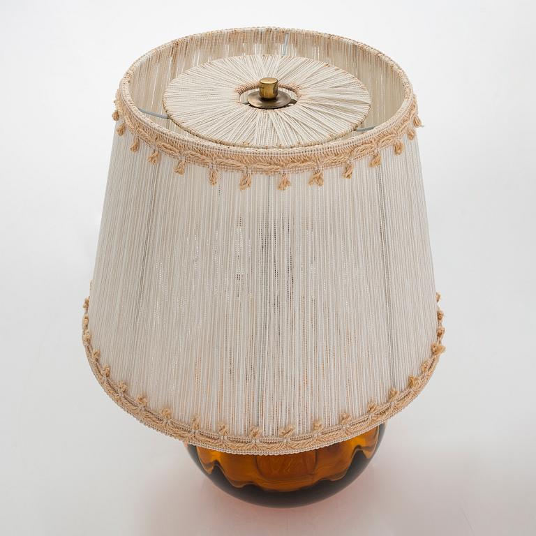 A 1930s-40s model 12501 table lamp, manufacturer Kauklahden Lasitehdas, Finland.