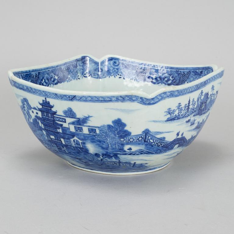 Two blue and white serving dishes and a bowl, Qing dynasty, Qianlong (1736-95).