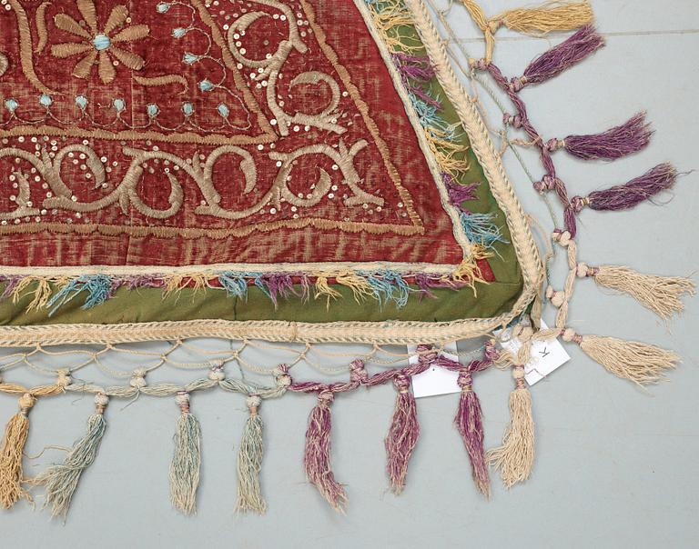 ANTIQUE HORSE COVER, PROBABLY INDIA. 127 x 123-184 cm.