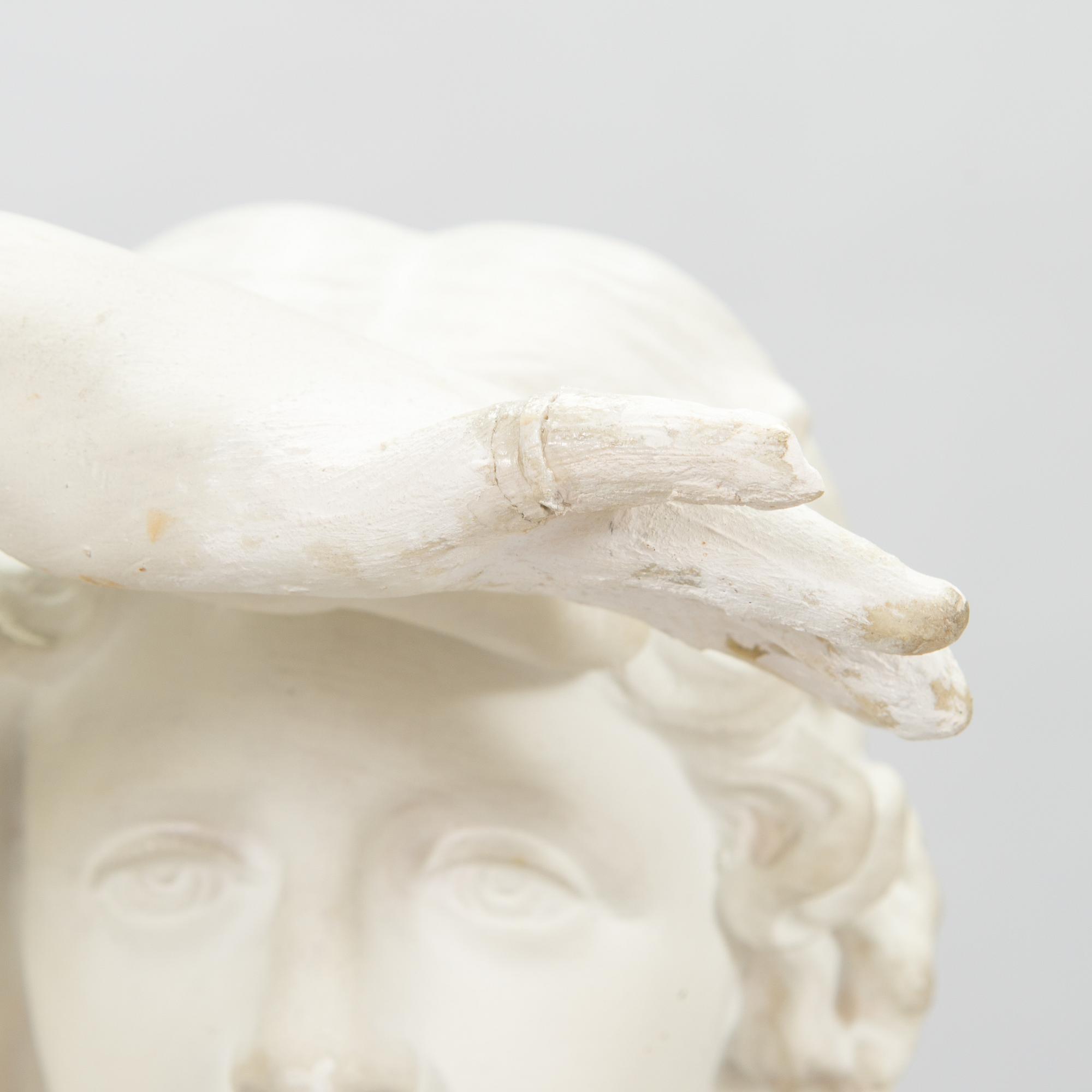 Johannes Takanen, eftergjutning, gipsskulptur, bär signatur och datering. Träpiedestal medföljer.