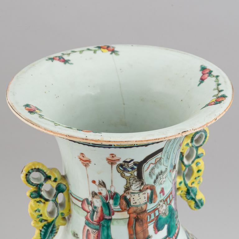 A famille verte floor vase, Qing dynasty, early 20th century.