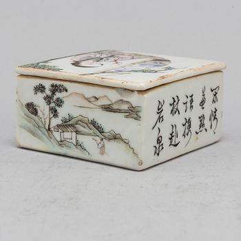 A Chinesefamille rose box with cover, early 20th century.