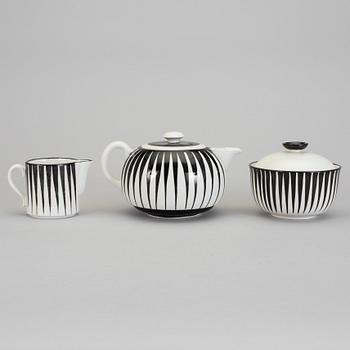 EUGENE TROST, tekanna, sockerskål samt gräddkanna. Flintgods, "Zebra", Upsala-Ekeby Gefle, 1955-67.