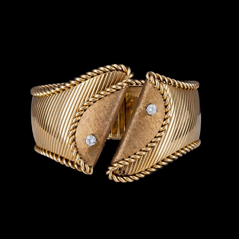 A goldbangle set with brilliant cut diamonds, tot. app. 0.40 cts, 1950's.