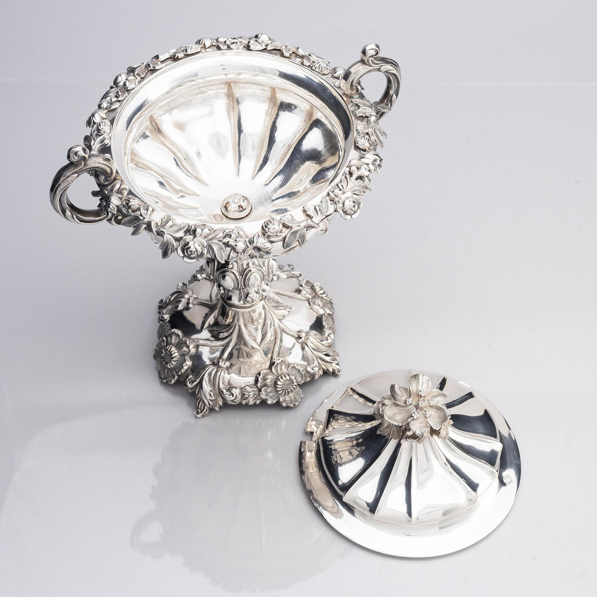 A Swedish 19th century silver sugar bowl with lid, marks of Gustaf Möllenborg, Stockholm 1843.