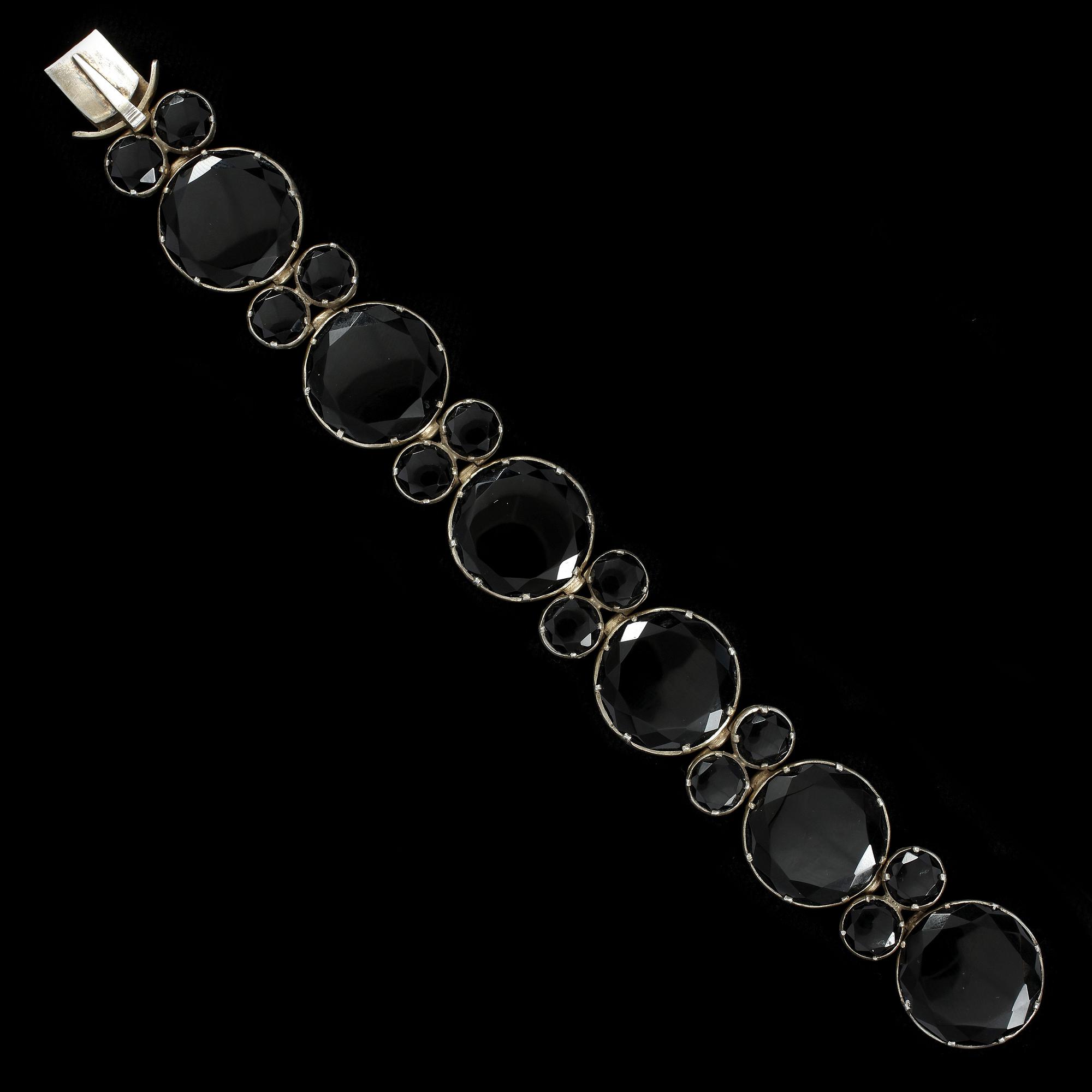 ARMBAND, silver och onyx, 1800-talets första hälft. .