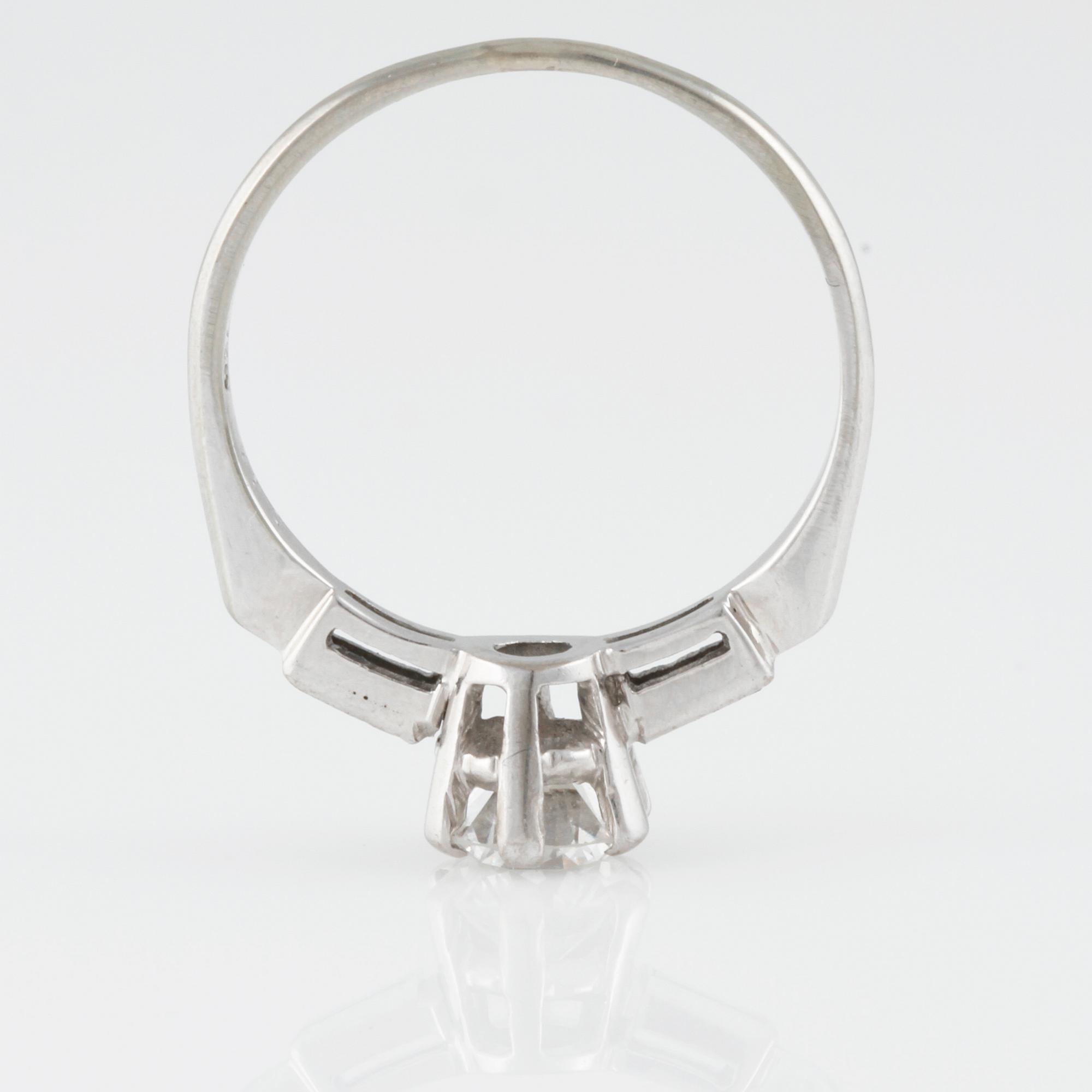 RING, 18K vitguld med äldre briljantslipad diamant 0.82 ct samt 2 baguetteslipade diamanter. Vikt 2,6 gram.