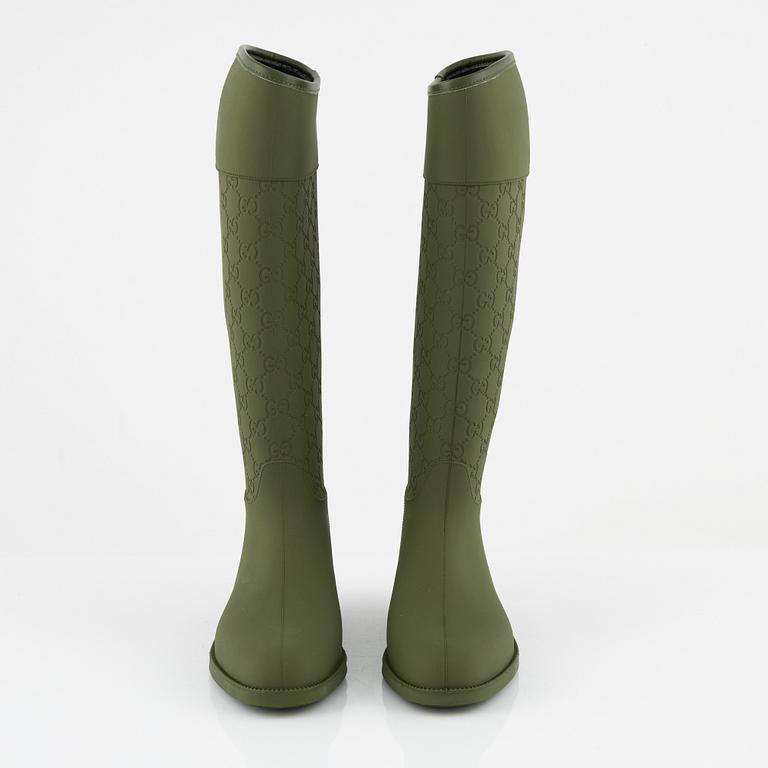 Gucci, a pair of green rubber boots, Italian size 37.