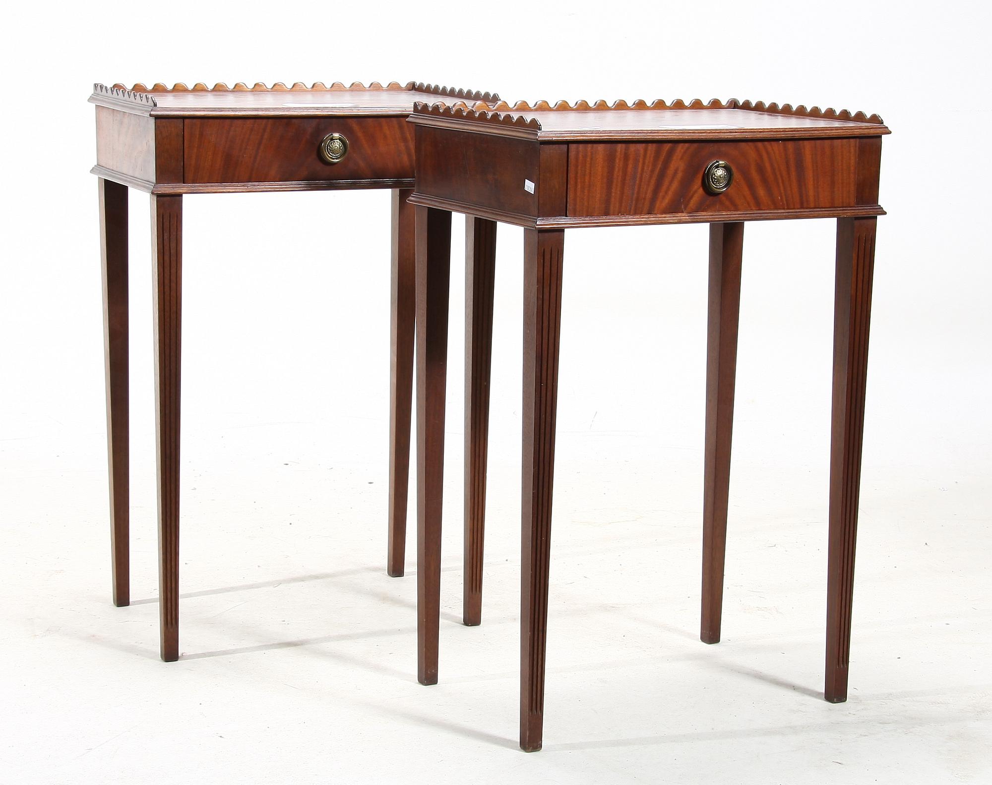 LAMPBORD, ett par, engelsk stil, 1900-tal.