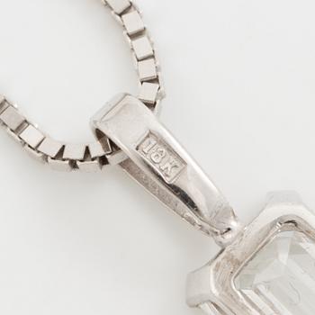 Hänge, 18K vitguld med smaragdslipad diamant samt mindre briljantslipad diamant, kedja 18K vitguld.