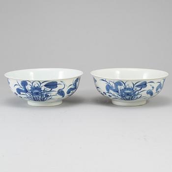 A pair of Chinese porcelaine bowls, 20th ct.