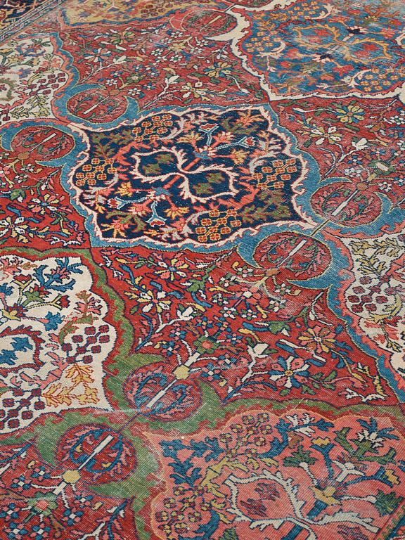 A CARPET, a semi-antique Mahal, ca 358,5-374,5 x 284,5-286 cm.
