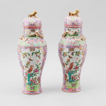 A PAIR OF VASES with lids, porcelain, China, late Qing, 19th century.