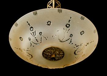 TAKLAMPA, stomme av mässing, kupa av råglas, 1900-talets mitt. H 58.